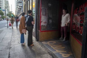 অরেঞ্জ টিয়ারে লস এঞ্জেলেস, শিথিল হচ্ছে আরো বিধিনিষেধ