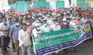 গণপরিবহন চালুর দাবিতে শ্রমিকদের বিক্ষোভ