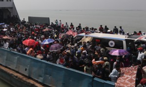 অবর্ণনীয় কষ্টে বাড়ি ফিরছে মানুষ