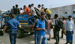 জীবনের ঝুঁকি নিয়ে বাড়ি ফিরছে সাধারণ মানুষ