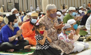 যথাযোগ্য মর্যাদায় সারাদেশে পবিত্র ঈদুল ফিতর উদযাপন