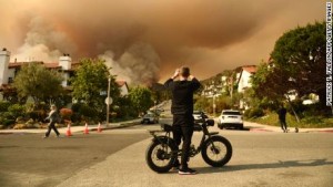 লস এঞ্জেলেসে দাবানল: অন্যত্র সরে যেতে বাসিন্দাদের নির্দেশ