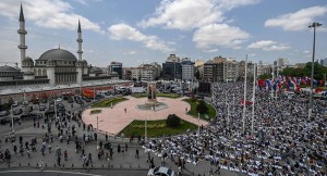 তুরস্কের ঐতিহাসিক ঘটনা : ইস্তাম্বুলের তাকসিম মসজিদের উদ্বোধন