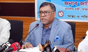 সংসদে স্বাস্থ্যমন্ত্রীর কঠোর সমালোচনা, পদত্যাগ দাবি