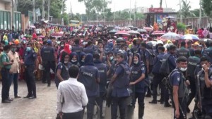 বকেয়া বেতন-ভাতার দাবিতে গাজীপুরে আজও শ্রমিকদের অবরোধ