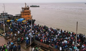 ঝুঁকি নিয়ে বাড়ি ফিরছে মানুষ