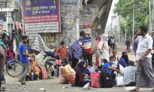 পায়ে হেঁটে রাজধানীতে ঢুকছে মানুষ