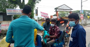 শেরওয়ানি-পাগড়ি নিয়ে হাসপাতালে যাচ্ছিলেন তারা