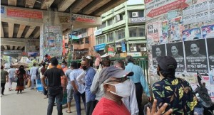 করোনায় বেকার : টিসিবির ট্রাকে পণ্য কিনতে দীর্ঘ লাইনে অপেক্ষা