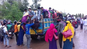 ঢাকার পথে অসংখ্য কর্মজীবী মানুষ