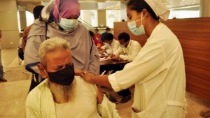 টিকা না নিলে বেতন বন্ধের হুমকি