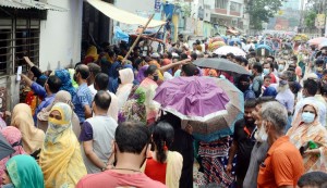 টিকাকেন্দ্রে আজও ভিড়, না পেয়ে ফিরে যাচ্ছেন অনেকে