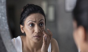 চোখের নিচে কালি দূর করার সহজ উপায়