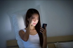 স্মার্টফোন ব্যবহারে চোখের সমস্যা এড়াতে যা করবেন