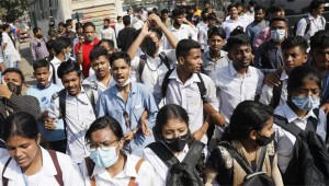 নিরাপদ সড়কের দাবিতে আজও রাস্তায় নেমেছেন শিক্ষার্থীরা