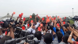 নিরাপদ সড়কের দাবি: ‘লাল কার্ড’ হাতে রাস্তায় শিক্ষার্থীরা