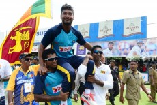 সাঙ্গাকারা কাঁদলেন, কাঁদালেন