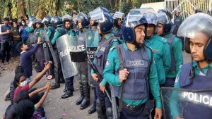 ‘পুলিশ তুমি ফুল নাও, আমার ক্যাম্পাস ছেড়ে দাও’