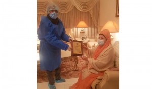 খালেদা জিয়ার হাতে ‘মাদার অব ডেমোক্রেসি’ সম্মাননা তুলে দিলেন ফখরুল