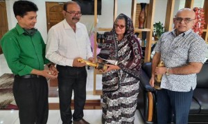 জাতীয় চলচ্চিত্রসহ সকল পুরস্কার দান করলেন ডলি জহুর