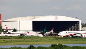 ঢাকা বিমানবন্দরে দুই বিমানের মধ্যে সংঘর্ষ, ফ্লাইট বাতিল