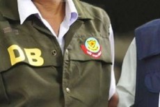 রাজধানীতে মাইক্রোবাসসহ ৬ ভুয়া ডিবি পুলিশ আটক