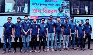 চট্টগ্রাম বিশ্ববিদ্যালয়ের বাস নিয়ে বন্যার্তদের সহায়তা দিতে সিলেট যাচ্ছেন শিক্ষার্থীরা