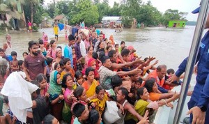 সুনামগঞ্জে নৌযান দেখলেই ত্রাণের আশায় ছুটছেন মানুষ, ফিরছেন খালি হাতে