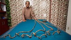 ৩০ ফুট নখ নিয়ে গিনিস বুক রেকর্ড