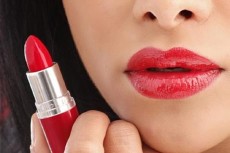 লিপস্টিক ব্যবহারে সতর্কতা