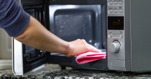 তিন ধাপে মাইক্রোওয়েভ ওভেন পরিষ্কার