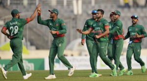 ১ রানে ৩ উইকেট হারিয়ে চাপে ইংল্যান্ড