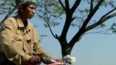জীবিকা নির্বাহে পুরুষের বেশে ভ্যান চালান রেবেকা