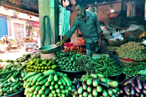 রোজার শুরুতেই নিত্যপণ্যের বাজারে আগুন