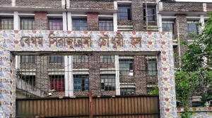 নীতিমালা না মেনে ছাত্রীকে হলে রাখার অভিযোগ প্রভোস্টের বিরুদ্ধে