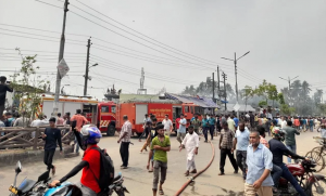 সিলেটের ফলের বাজারে অগ্নিকাণ্ডের সূত্রপাত, আধা ঘণ্টা পর আগুন নিয়ন্ত্রণে