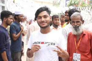 সিসিক নির্বাচনে ইভিএমে ভোট দিয়ে খুশি তরুণ ভোটাররা