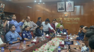 স্বরাষ্ট্রমন্ত্রী জানালেন আটক ৭০০, অভিযোগ না থাকলে থানা থেকেই মুক্তি