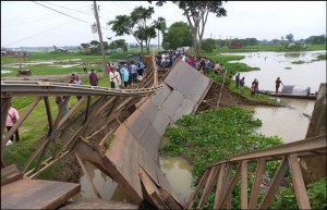বেইলী ব্রিজ ভেঙ্গে নিহত ২