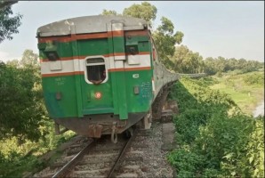 গরমে বেঁকে গেল রেলপথ