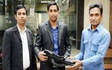 ৫৭ লাখ টাকার চেক ফিরিয়ে দিলেন পুলিশ কনস্টেবল