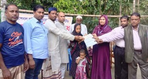 ব্রজপাতে নিহতের পরিবার পেলো ন্যাশনাল লাইফের চেক