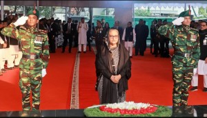 প্রধানমন্ত্রীর শ্রদ্ধা নিবেদন বঙ্গবন্ধুর প্রতিকৃতিতে