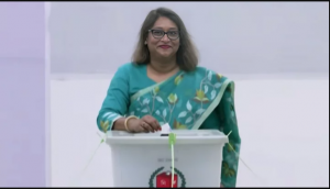 মায়ের সঙ্গে একই কেন্দ্রে ভোট দিলেন পুতুল
