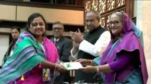 বিশেষ গবেষণা অনুদানের চেক তুলে দিলেন প্রধানমন্ত্রী