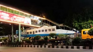 ওভারব্রিজে আটকে গেলো উড়োজাহাজ