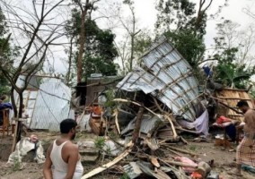 ২ মিনিটের ঘূর্ণিঝড়ে  শিশুসহ অসংখ্য মানুষ আহত
