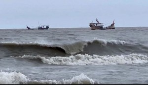 বঙ্গোপসাগর থেকে আসা প্রচুর জলীয় বাষ্প বাতাসে মিশে যাওয়ায় গরমের অনুভব অনেক বেশি