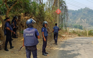 বান্দরবানে পাঁচ কেজির বেশি চাল পরিবহনে অনুমতি নিতে হচ্ছে আইনশৃঙ্খলা বাহিনীর