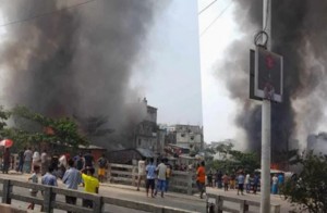চট্টগ্রামের ফিরিঙ্গি বাজার বস্তিতে ভয়াবহ আগুন লেগেছে